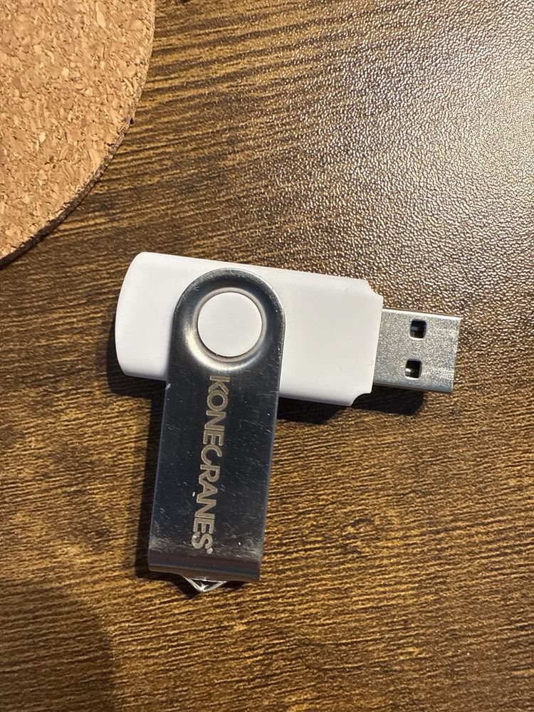 Pendrive 4 GB bialy chowany