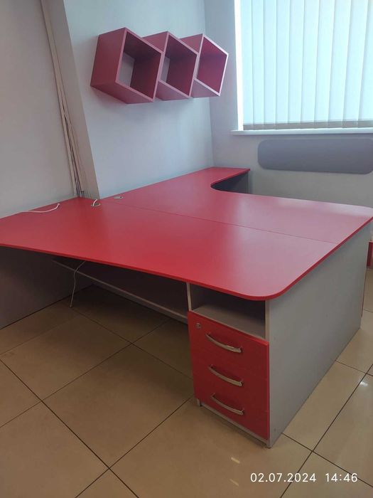 Столи офісні.Стіл дугоподібний(як для рецепції). У розкладеному стані.