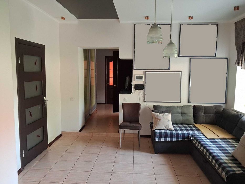 Будинок з ремонтом та басейном у Крюкові