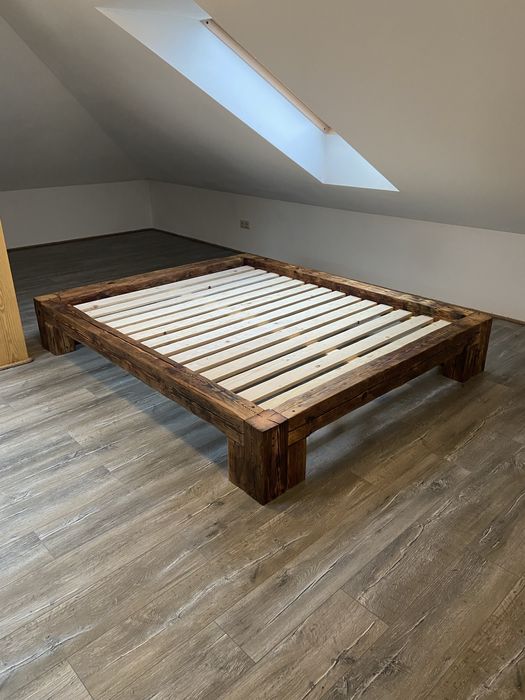 Łóżko ze stareg o drewna, stare belki, stare deski, stare drewno, loft