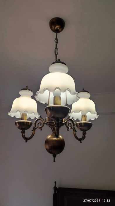 Candeeiro vintage em metal com 3 braços e campânulas em vidro
