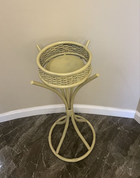 Підставка під квіти. Ротанг