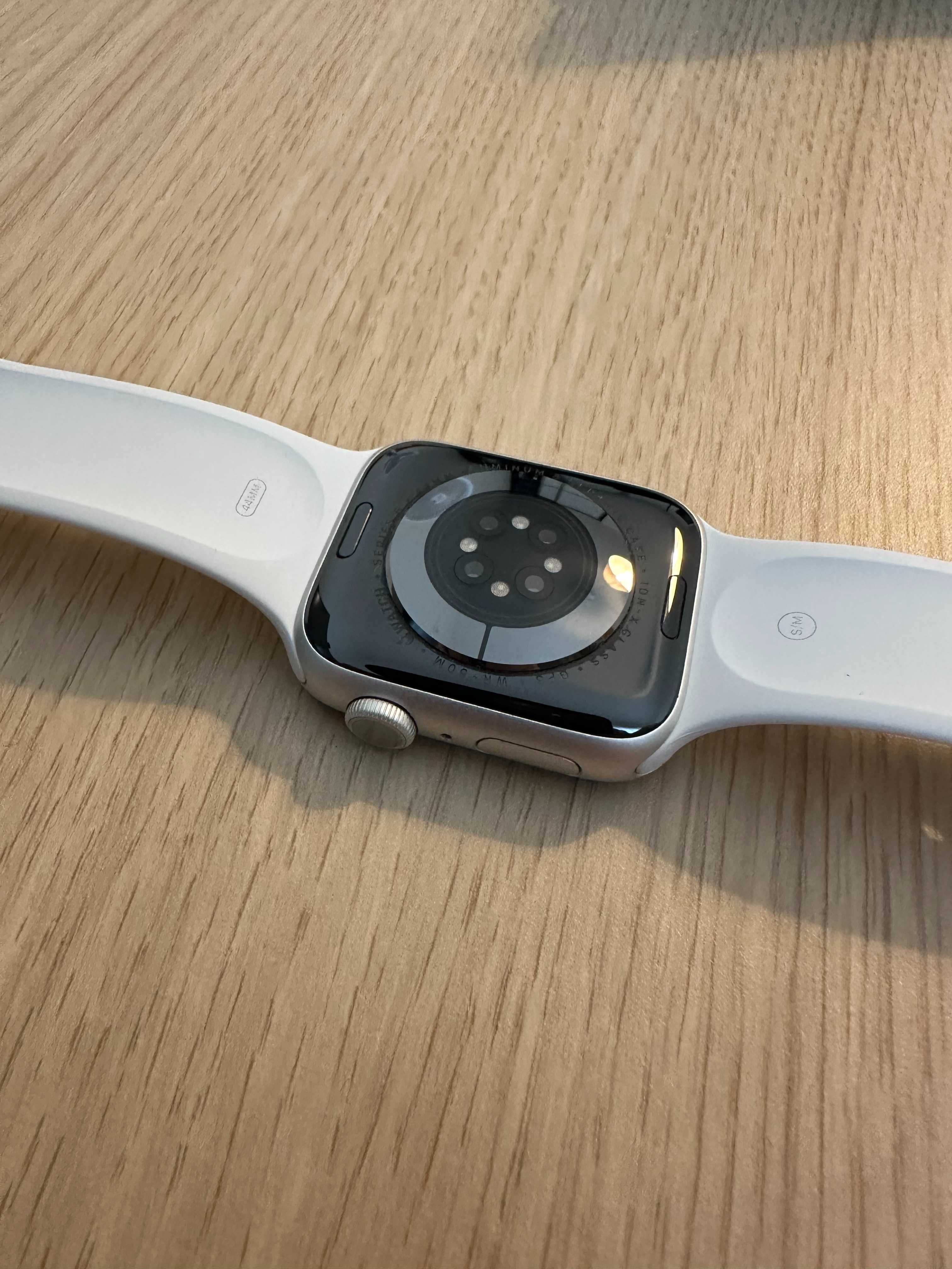 Apple Watch 6 44 mm w dobrym stanie + 5 pasków.