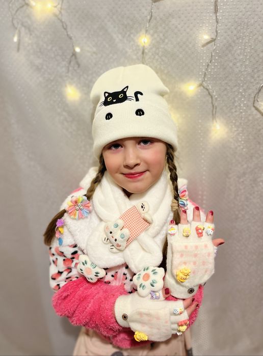 Продаю набір для дівчинки : шапка, шарф, терморукавички.