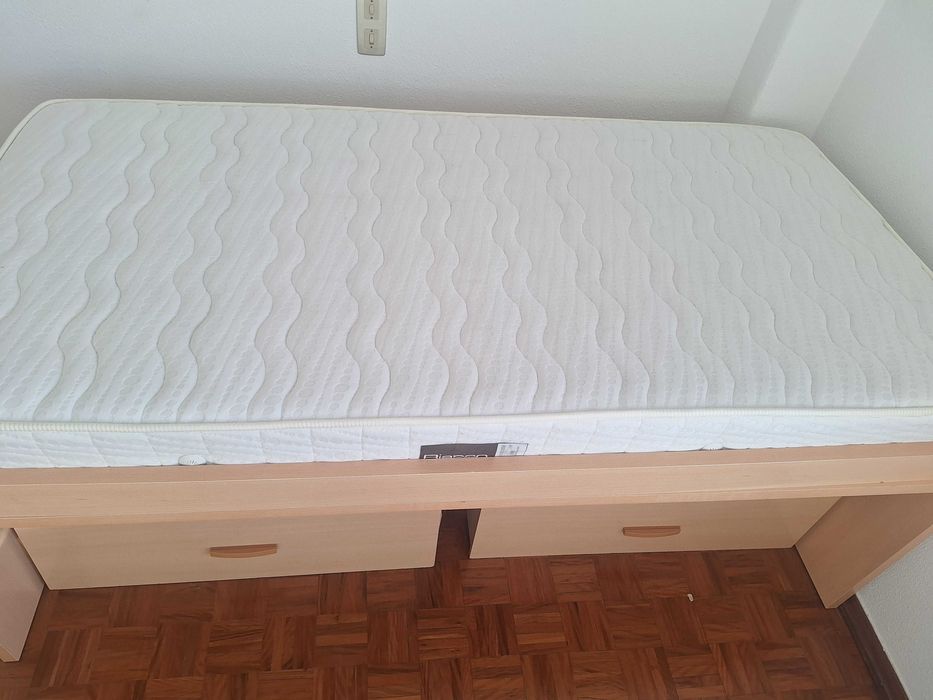 175€=2CAMAS+2Colchões+1ESTANTE
