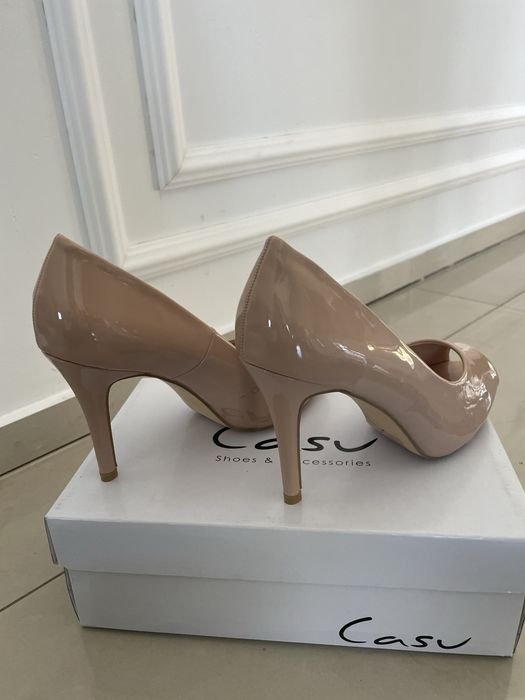 Beżowe cieliste lakierowane czółrnka szpilki open toe Casu rozmiar 39