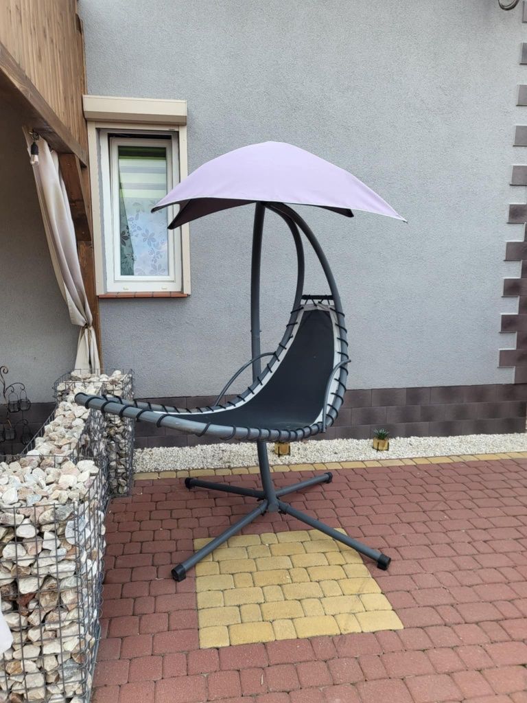 Leżak huśtawka z parasolem