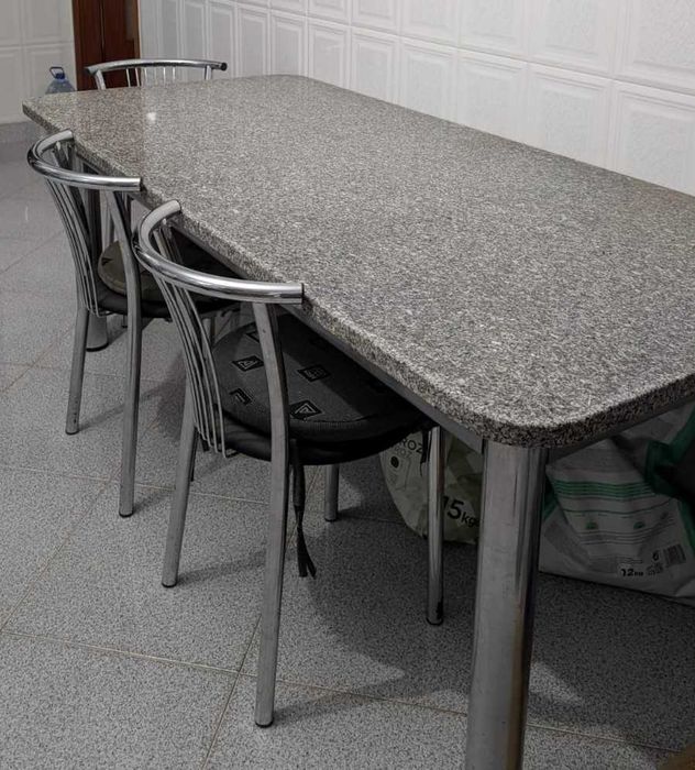 Mesa grande com tampo em granito+ 6 cadeiras
