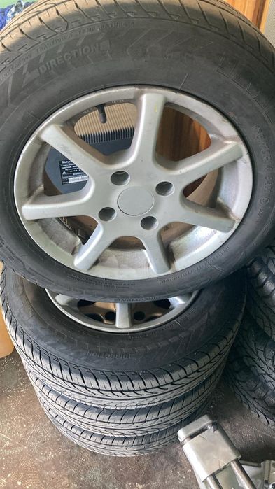 Шина з дисками на авто