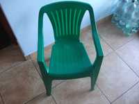plastikowe małe krzesło ogrodowe