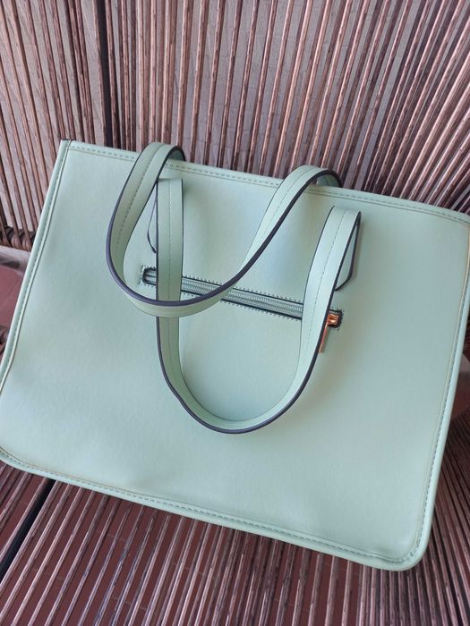 Mala de senhora verde