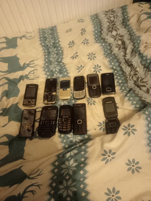 Sprzedam 30 telefonów plus baterie ładowarki etui sluchawki