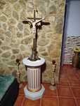 Vendo crucifixo antigo com coluna