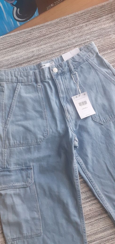 Jasnoniebieskie jeansy cargo z szeroka nogawka wysoki stan bershka