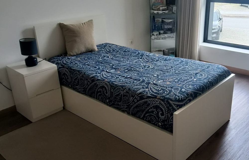 Cama solteiro e mesinha cabeceira