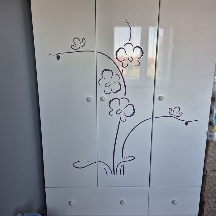 Szafa i komoda. Meble do pokoju dziecięcego