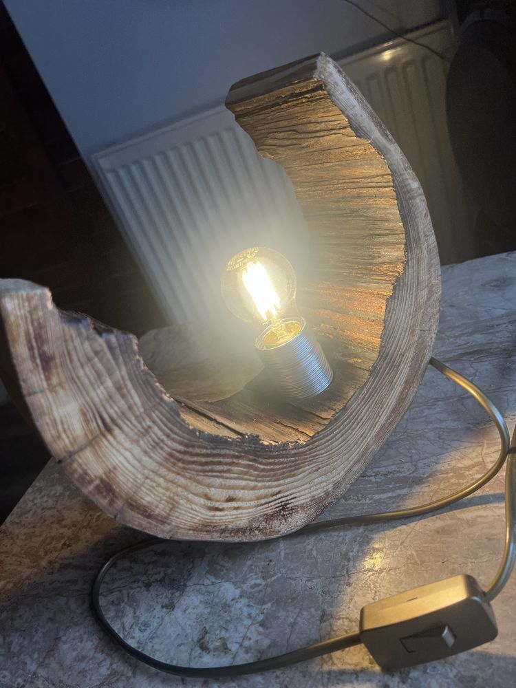 Lampka z drewna.