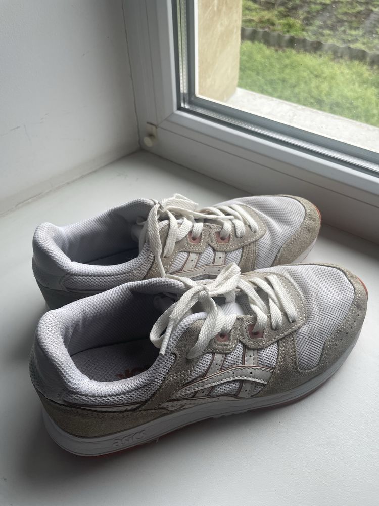 кросівки Asics.