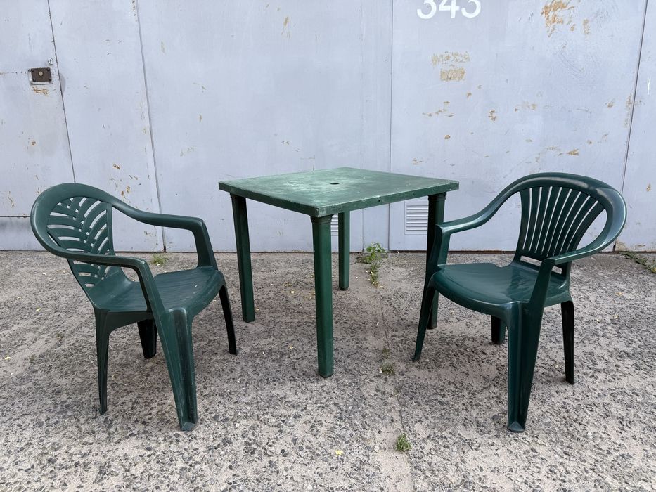 Продам пластиковый стол и стулья комплект