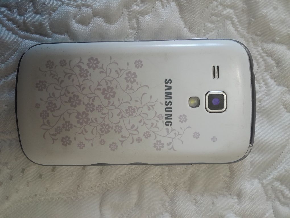 Телефон Samsung la fleur GT-S7562