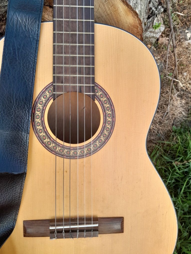 Stara gitara strunowa
