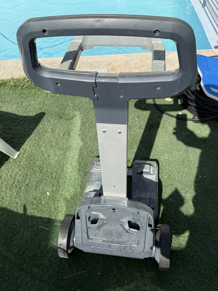 Carrinho para robot de piscina com capa