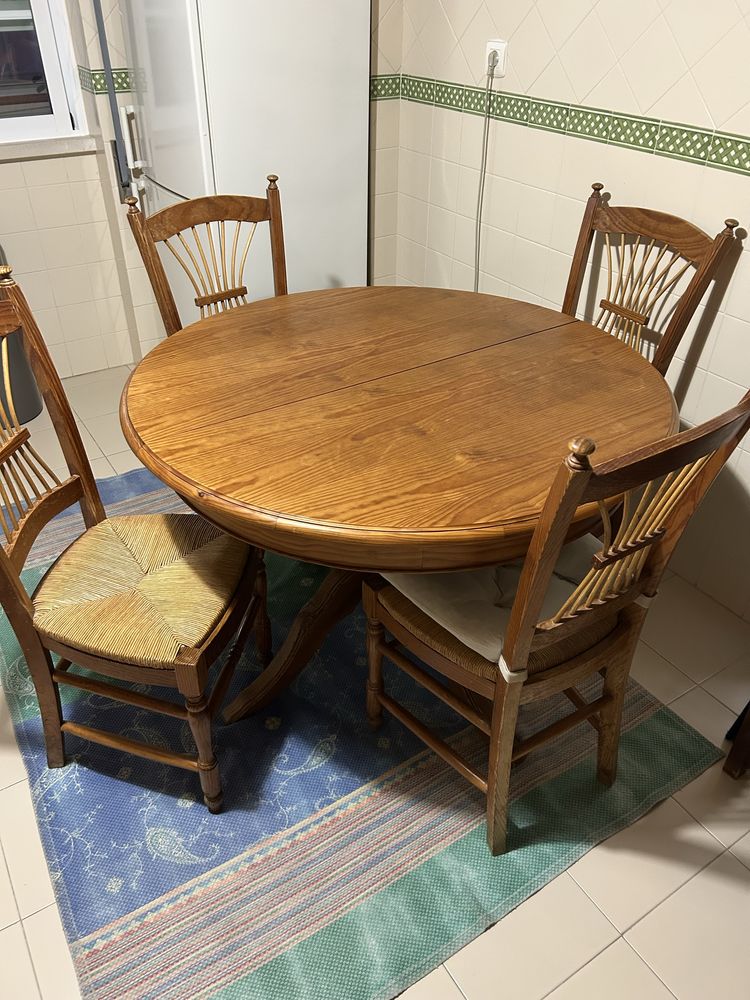 Mesa e 4 cadeiras - madeira