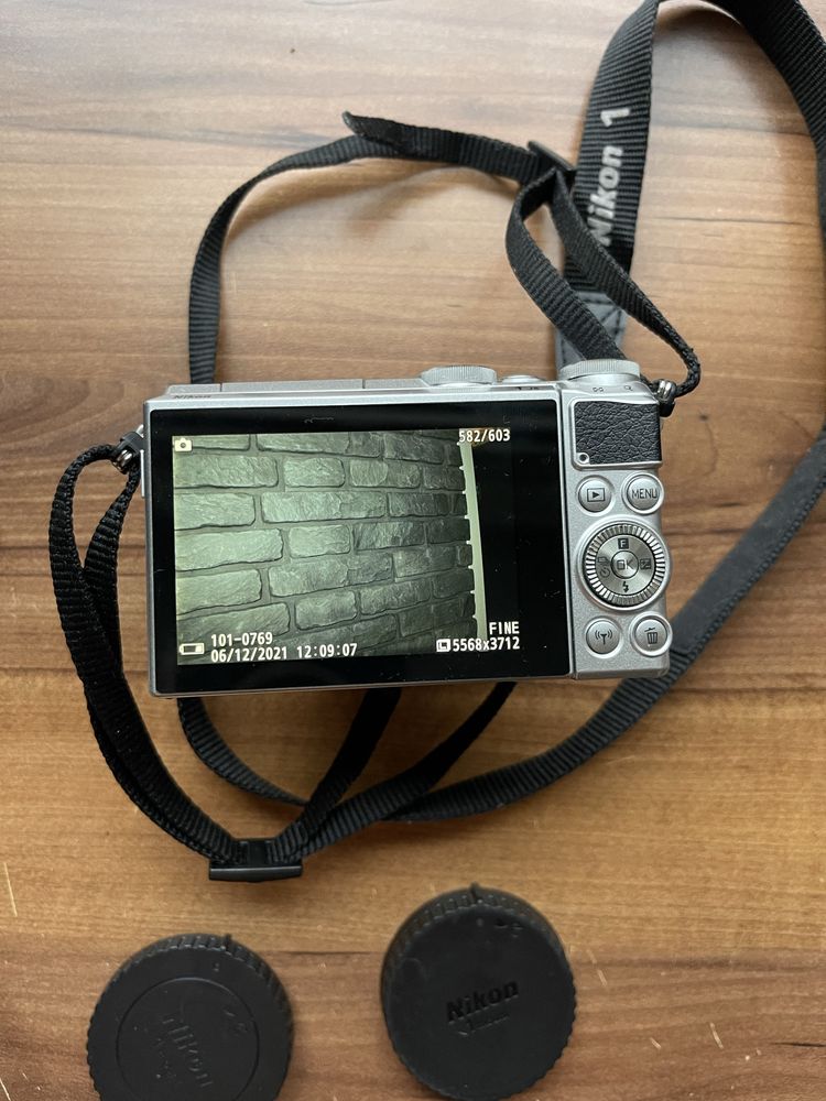 Aparat bezlusterkowiec z obiektywem Nikon 1 J5