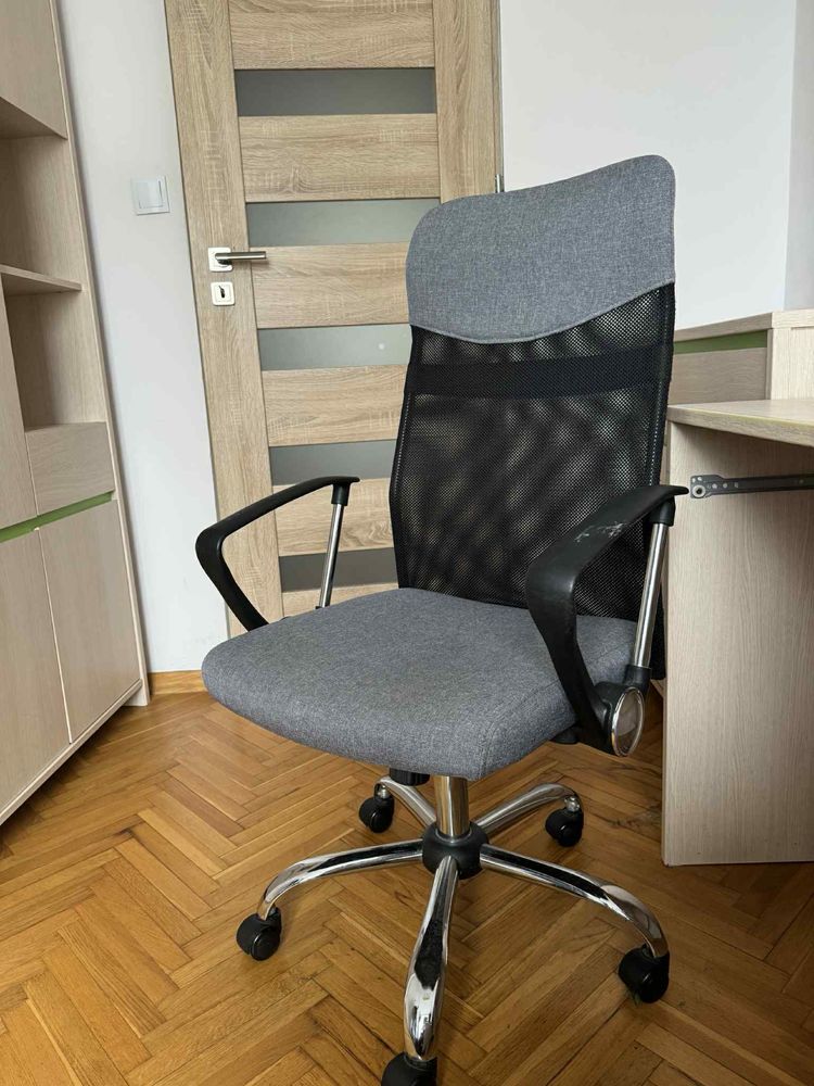 Zestaw mebli ( biurko, szafka, komoda, szafa, fotel)