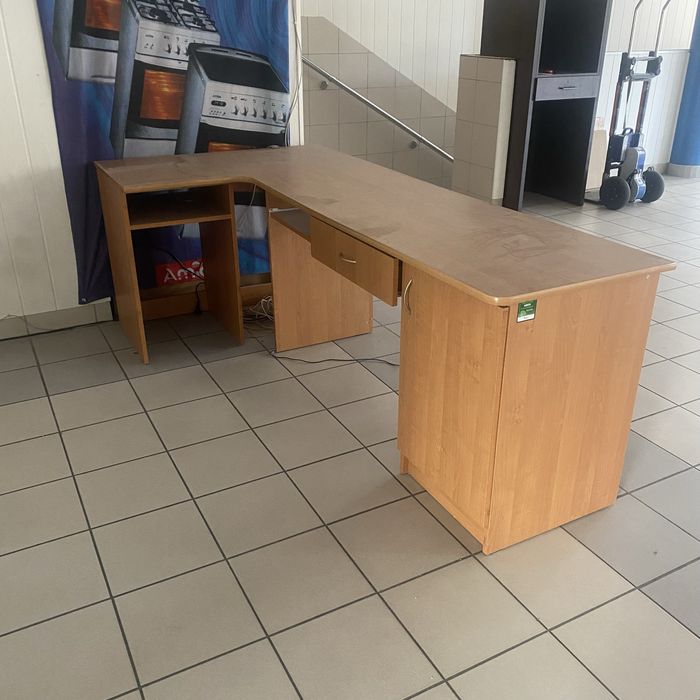W bardzo dobrym stanie duze biurko ,wykonane na zamówienie