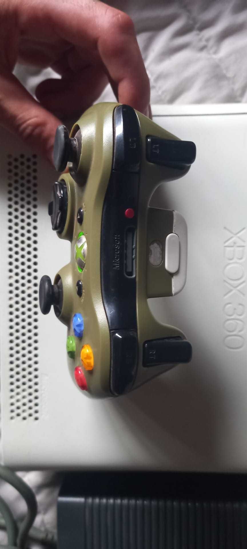 Xbox 360 com jogos e um comando