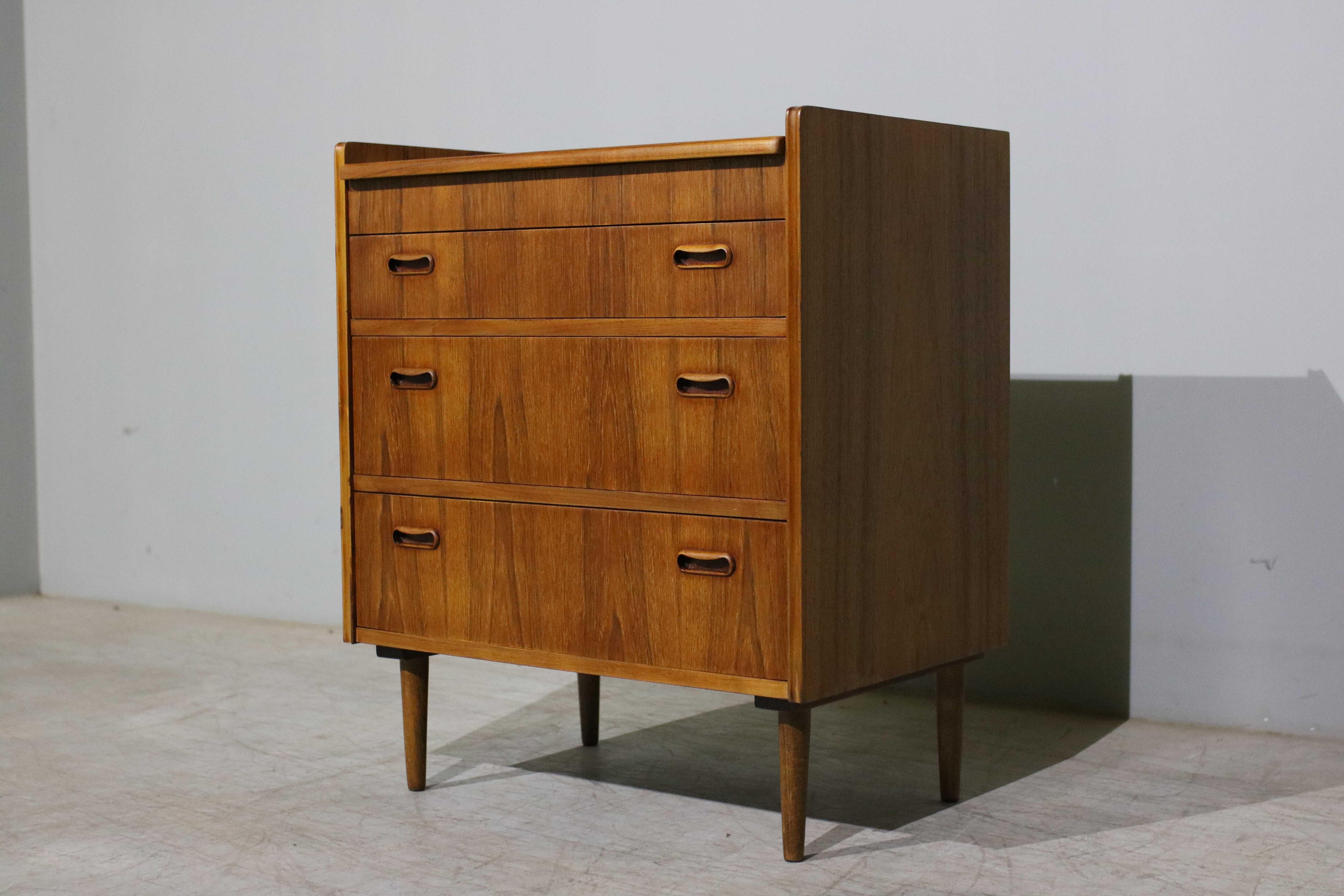 Cómoda dinamarquesa da década de 1960 em teca | Danish Furniture