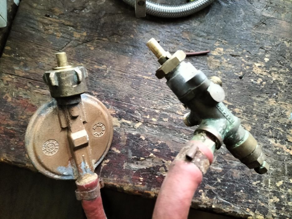 Reduktor z zaworem do butli gazowej