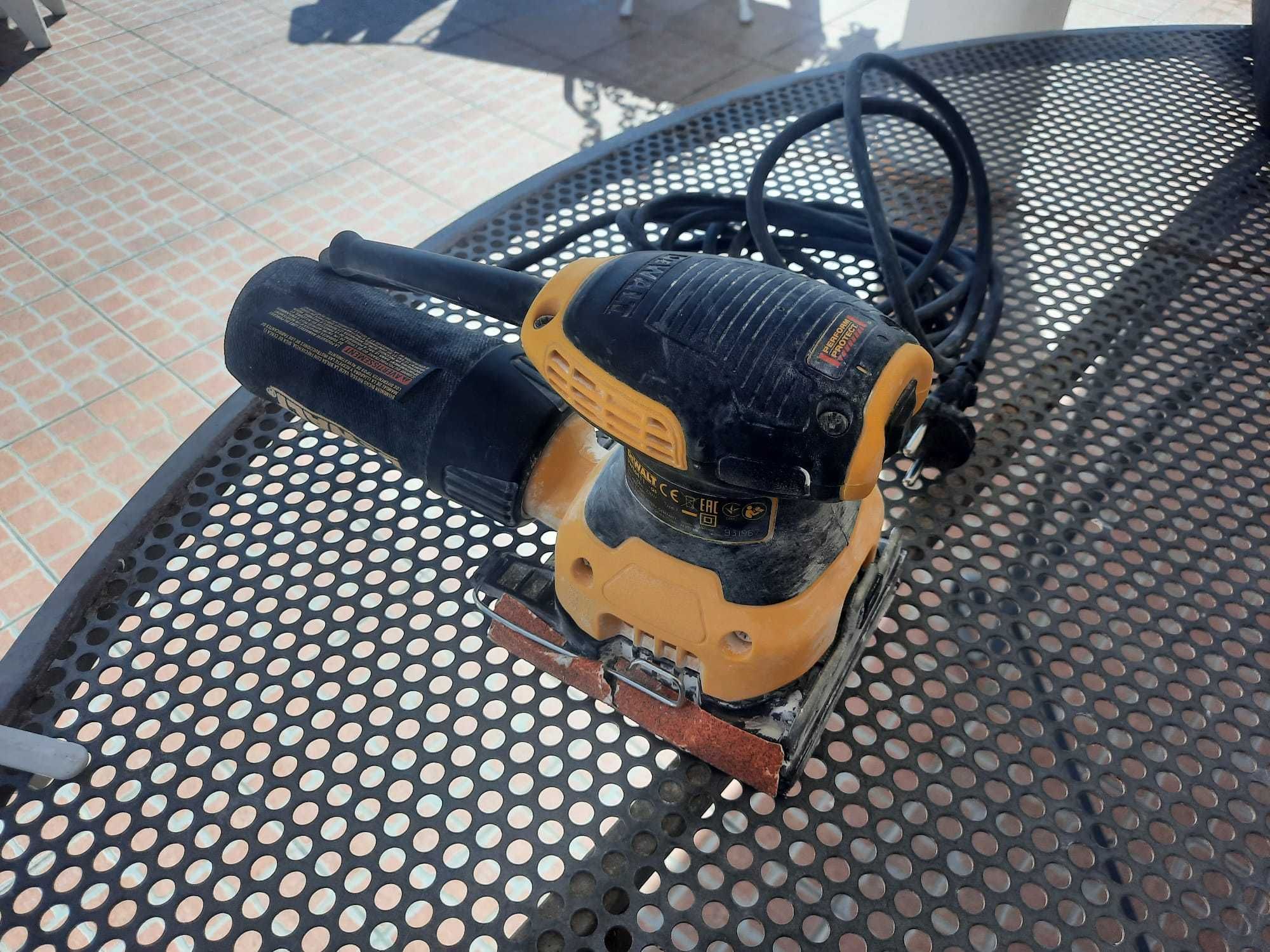 Lixadora vibratória elétrica DEWALT DWE6411