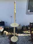 Candeeiro pe alto com mesa