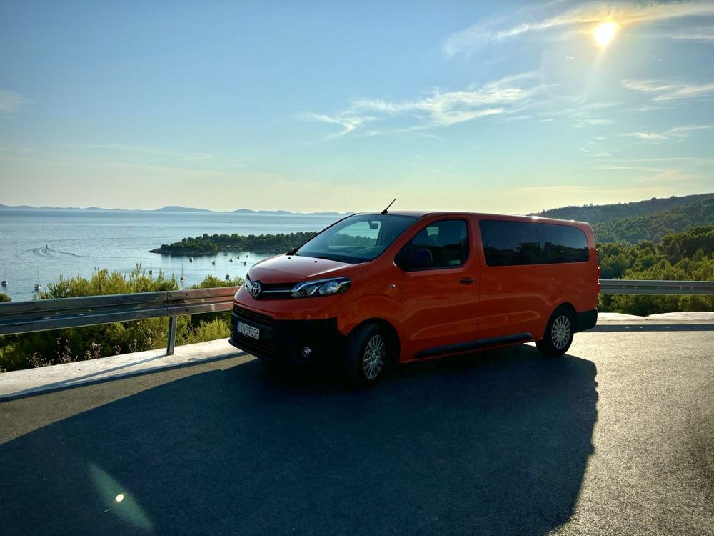 Bus osobowy 9 miejsc osób Toyota Proace long wynajem lotnisko wesela