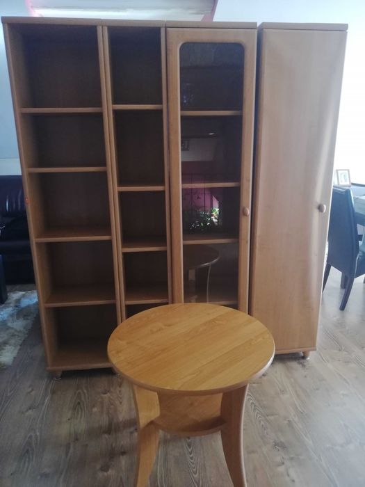 Komplet mebli - 2 regały, witryna, szafa odzieżowa, stolik