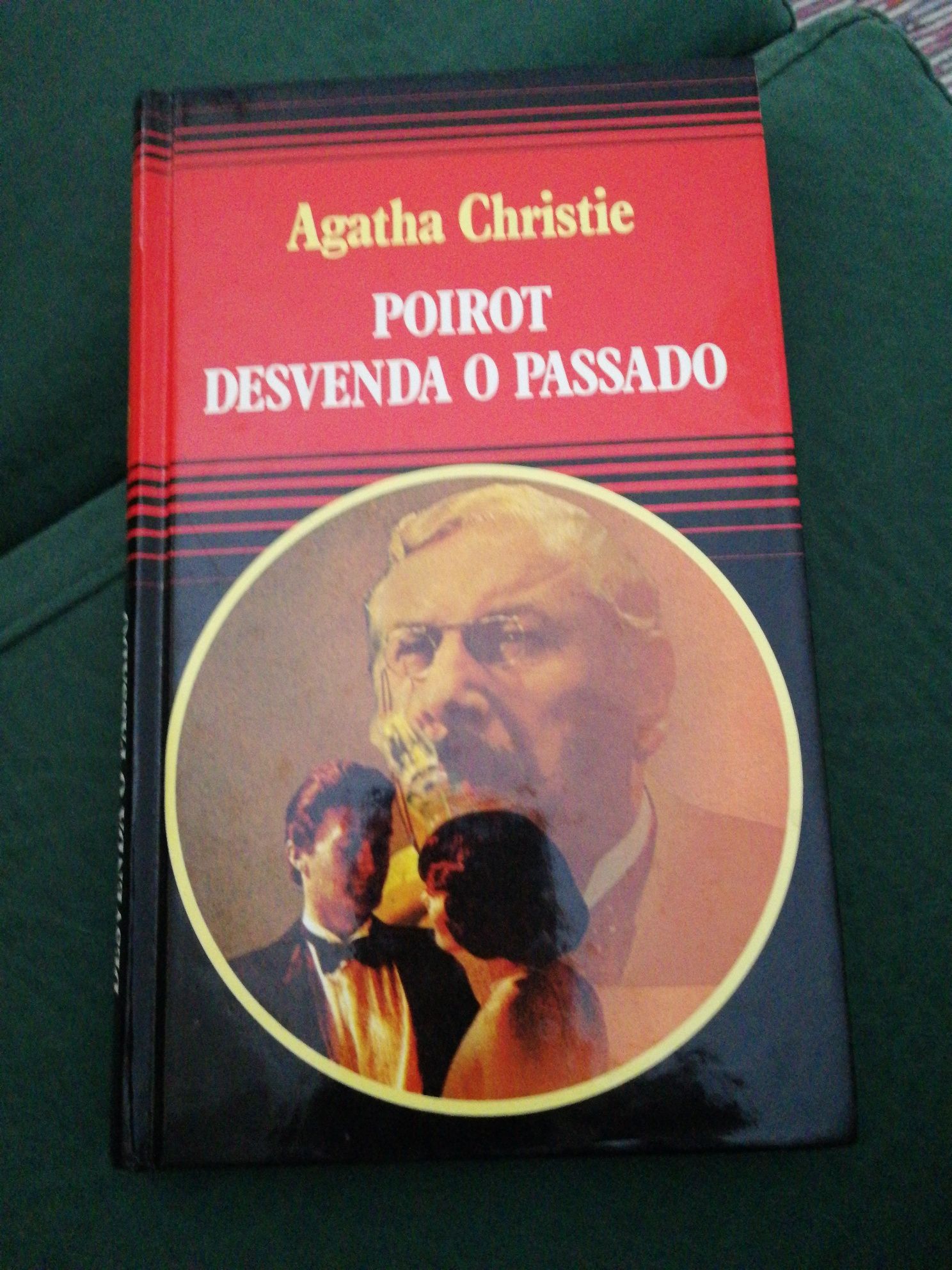 Livro "Poirot Desvenda o Passado" de Agatha Christie