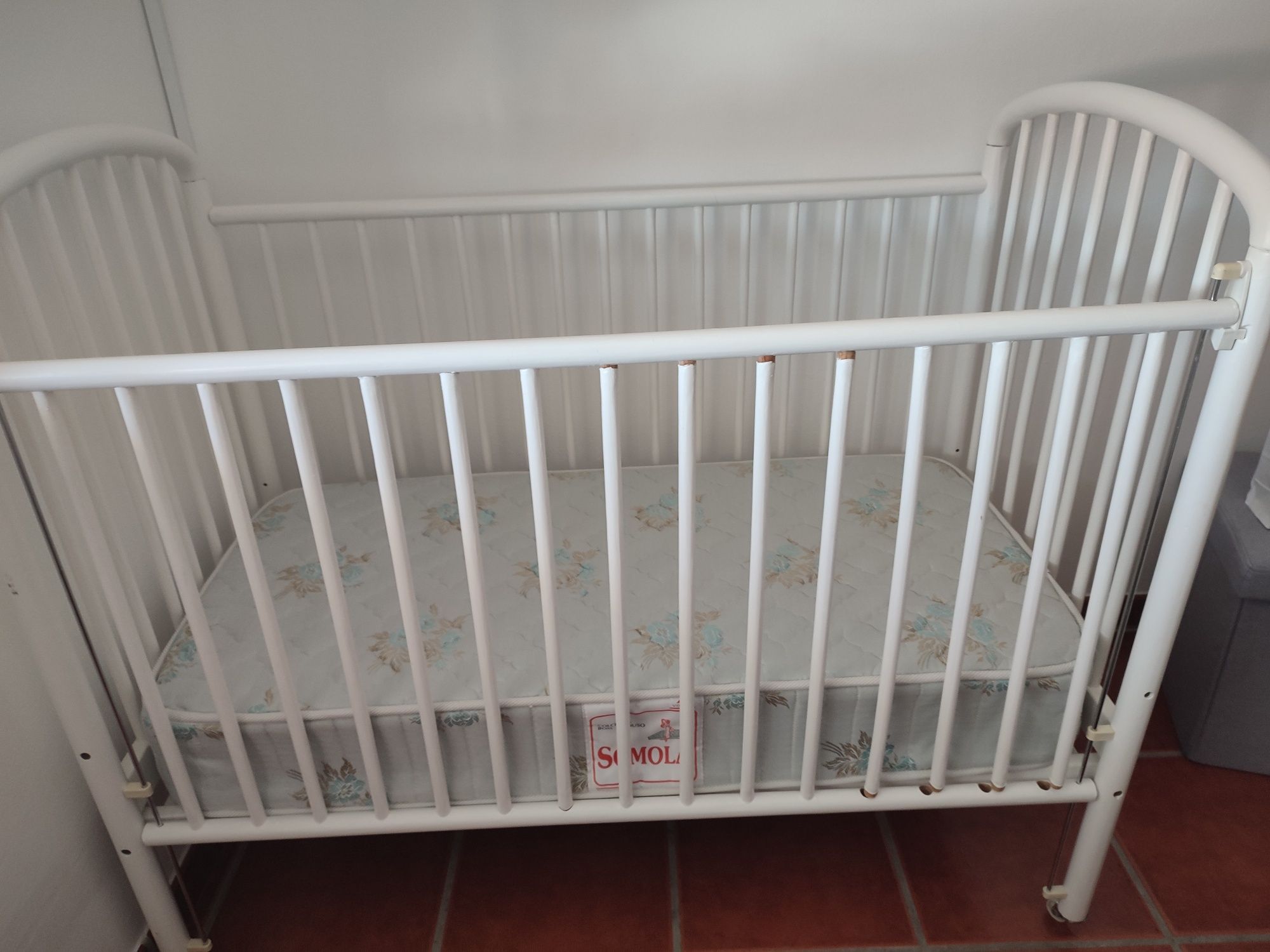 Vendo cama e colchão de bebé