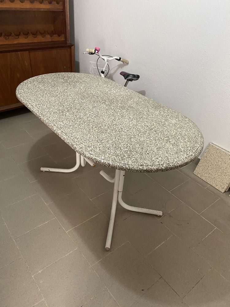 Mesa de cozinha efeito granito