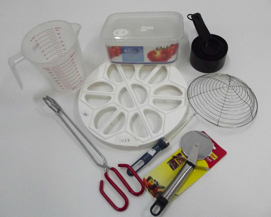 Zestaw kuchenny szczypce nóż do pizzy miarki podbierak Powystawowy