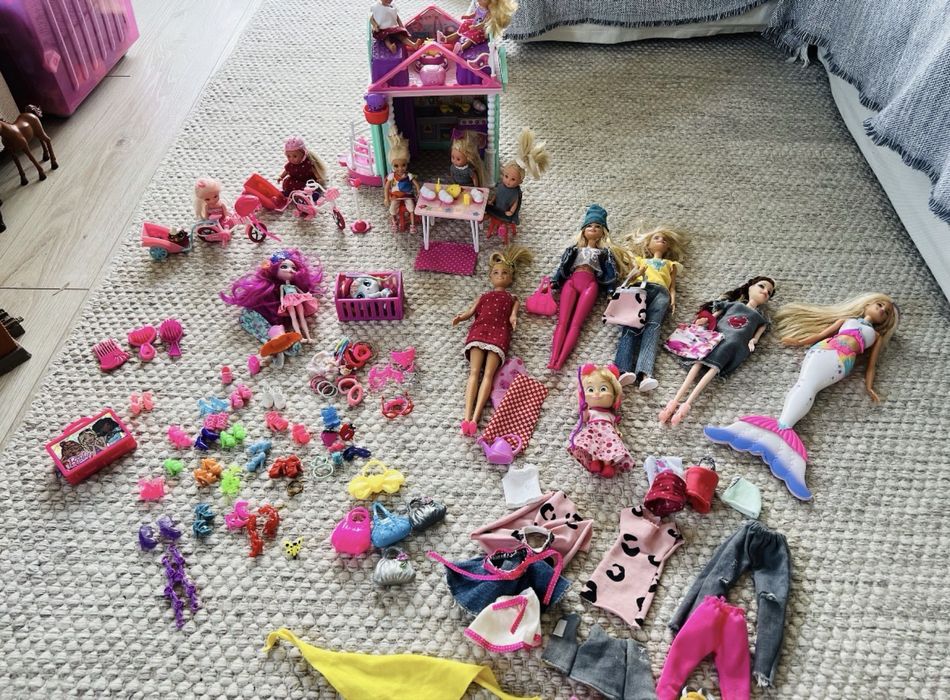 Duży zestaw Barbie z akcesoriami: domek, rowerki, ubrania, buty, toreb