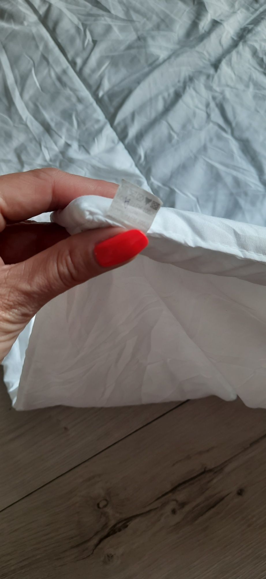 Łóżeczko dziecięce koloru drewna wraz z materacem, kołderką i pościelą