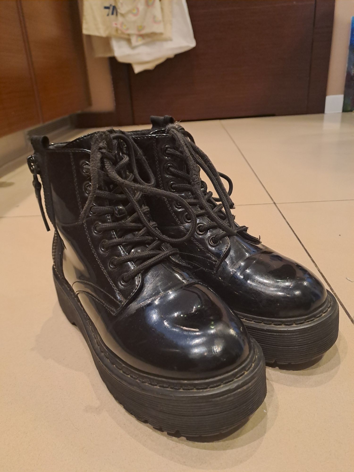 Botki lakierowane Cropp 36