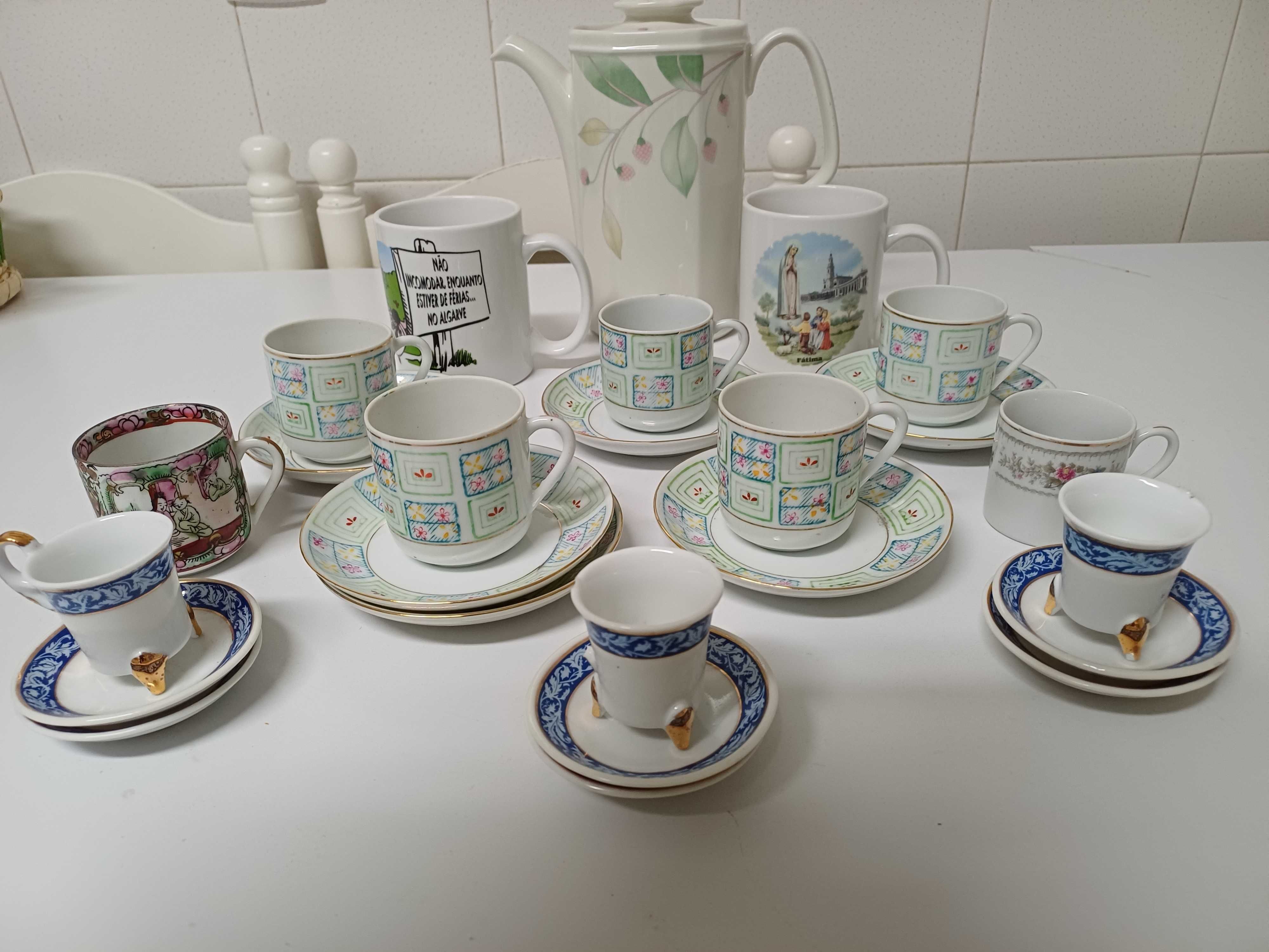 Serviços de chá ou café com bule e canecas