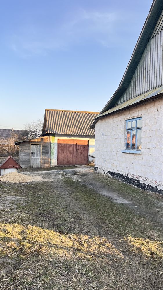 Великий цілий будинок з подвірʼям
