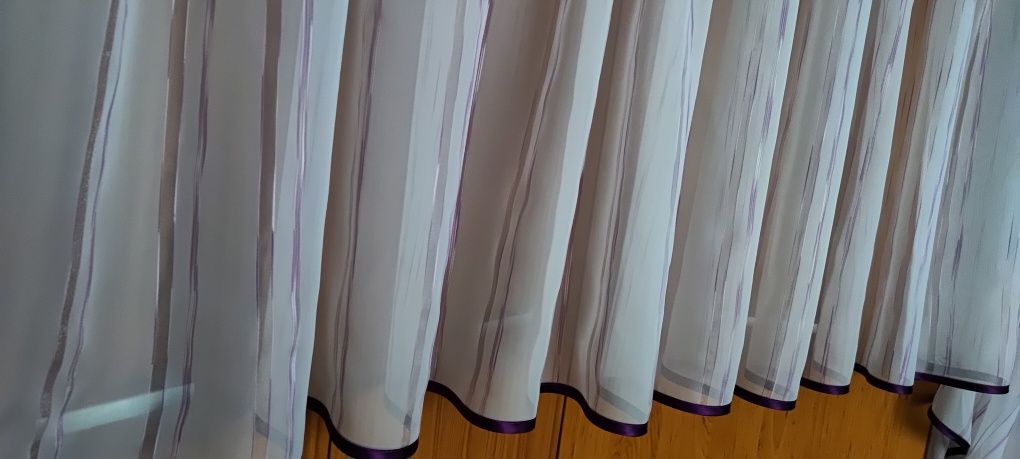 Biała firanka w różowe prążki 210 x 115 cm