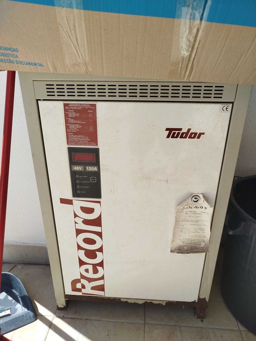 Carregador industrial de baterias, da marca Tudor