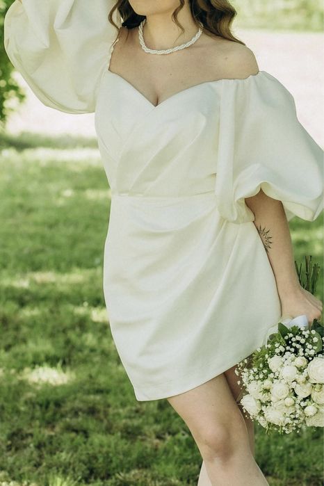 Продам білу шикарну сукню, підійде на розпис або випускний