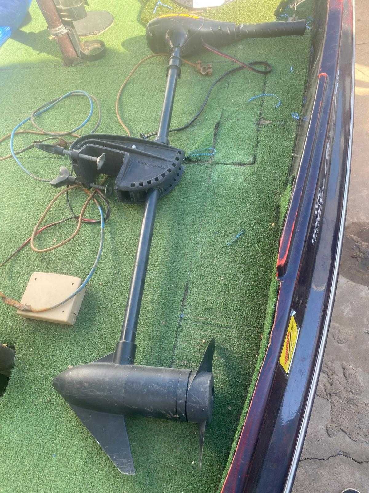 Barco de pesca ao achigã